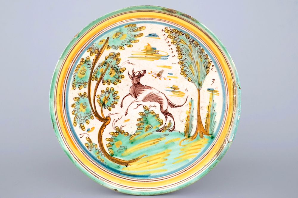 A Talavera maiolica tazza with a dog, 17th C., Spain